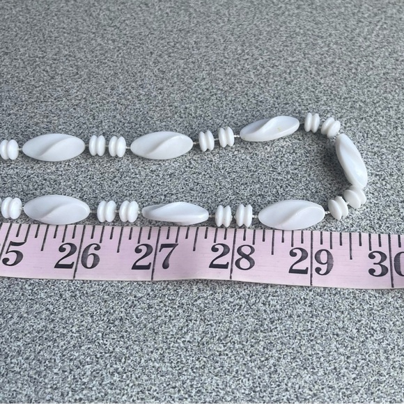 Vintage White Oval Plastic Long Necklace - Picture 4 of 4